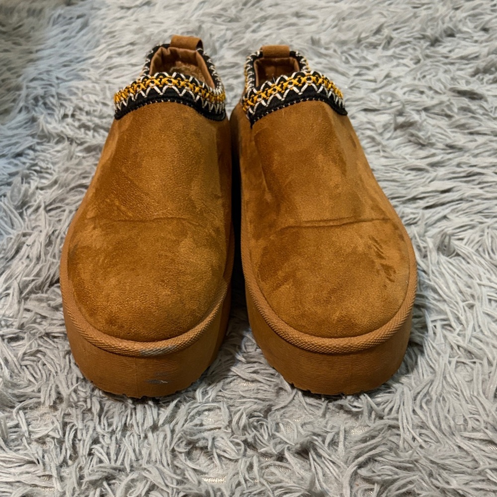 Mudd Tan Platform Slippers with Black and Gold Trim